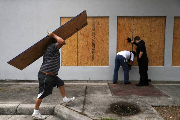 Фото. Подготовка жителей Порт-Сент-Джо в штате Флорида к приближению урагана "Майкл"