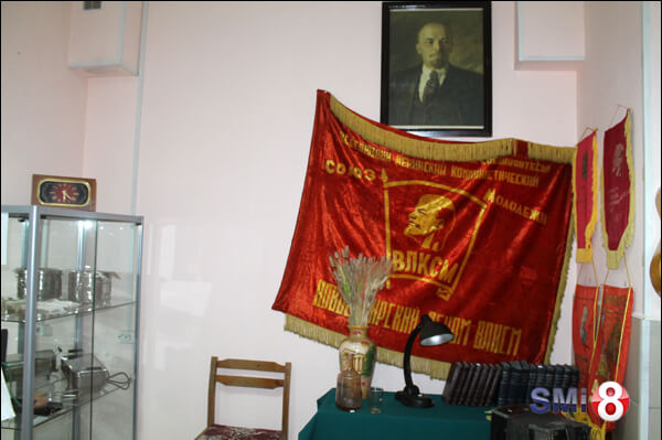 Фото. Музей НЗХК, Красный уголок со знаменем и портретом В. И. Ленина