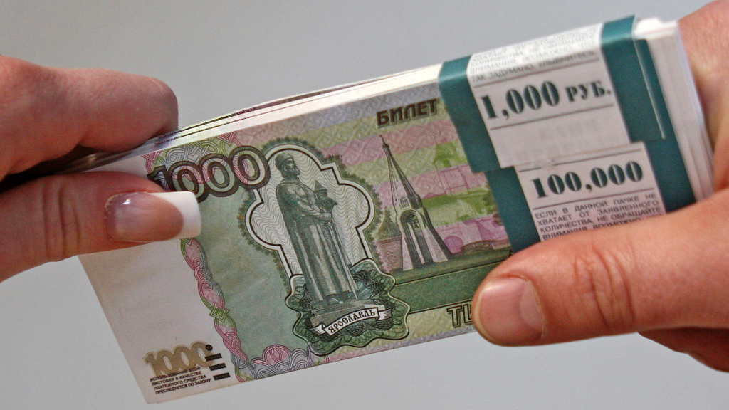 Фото. Около 430 тысяч рублей молодые люди выманили из банкомата взамен на купюры "Банка приколов"