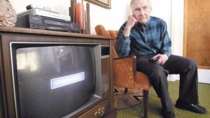 Фото. Многим пенсионерам вскоре придётся избавляться от старых ламповых телевизоров