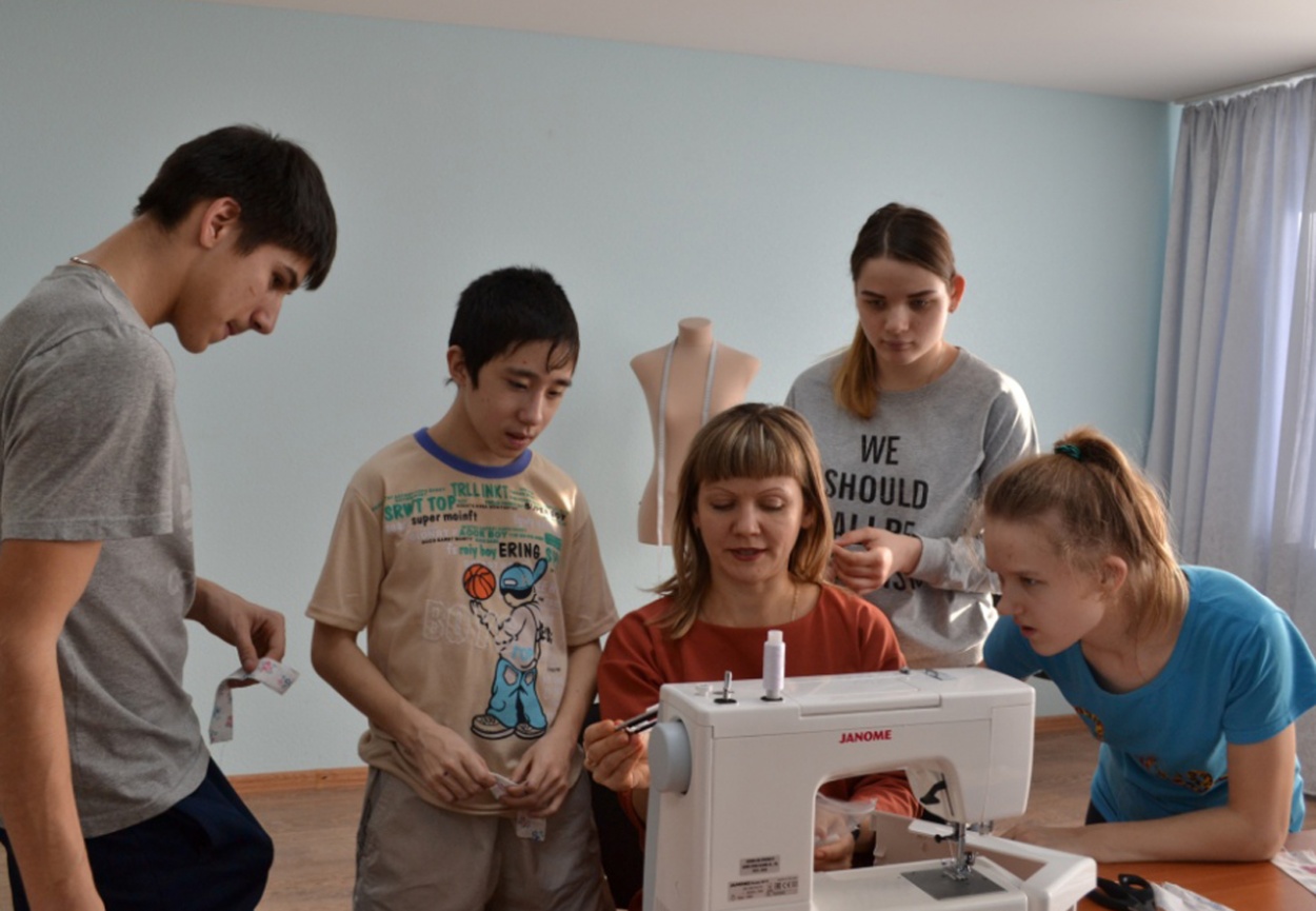 Фото. Дети-сироты из Центра "Жемчужина" на занятиях по швейному мастерству в рамках проекта "Мир профессий. Первые шаги"