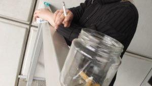 Фото. Житель Новосибисрка выплатит компенсацию соседу, который 5 лет дышал табачным дымом