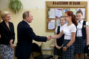 Владимир Путин поддерживает учителей и обещает следить за уровнем их зарплат
