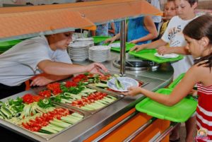 Фото. Вскоре школьники Новосибирска будут накладывать еду в столовой самостоятельно