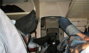 Фото. Грязные носки в плацкартах доставляют дискомфорт пассажирам