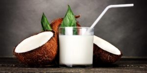 Фото. Врачи рекомендуют пить кокосовое и миндальное молоко вместо коровьего