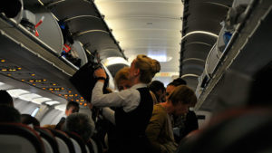 Фото. Пассажиров будут информировать о блокировке верхних багажных отделений на борту