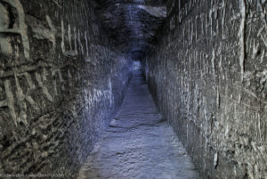 Фото. Длинный коридор в меловой пещере.